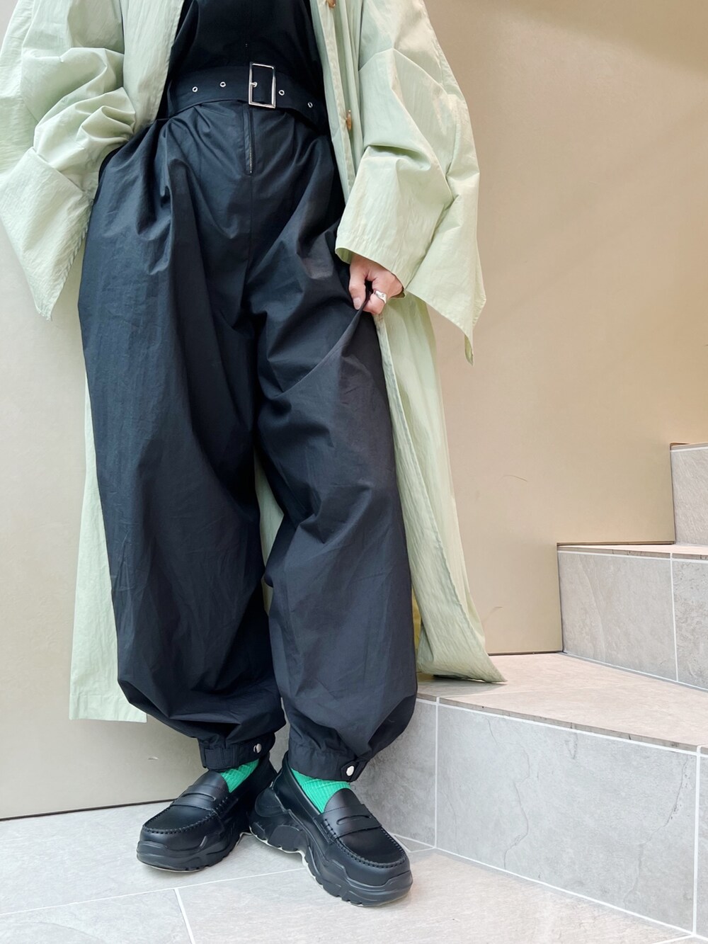 ブラック系のつなぎ/オールインワン、グリーン系のその他アウター、ブラック系のその他シューズを着用したレディースの春コーディネートの6枚目の写真