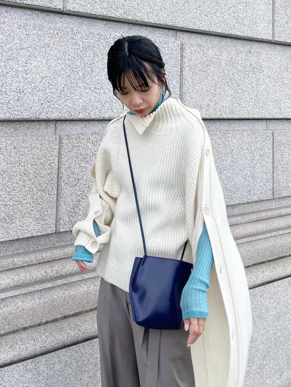 「レイヤードスタイル、ボタンニット、白ニット、beautiful people、IHNN」｜「STUDIOUSの【STUDIOUS/ステュディオス】スクエアトゥブーツ（ブーツ、ブラック系）」を使った、SHIHOさん（レディース・158cm）の冬コーディネートの6枚目の写真