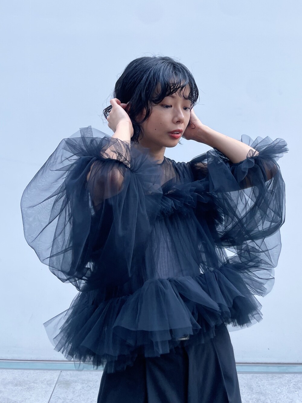 「viviano、ブラックコーデ、オールブラック」｜「STUDIOUSの【VIVIANO/(ヴィヴィアーノ)】パフスリーブチュールトップ（シャツ/ブラウス、ブラック系）」を使った、SHIHOさん（レディース・158cm）の夏コーディネートの4枚目の写真