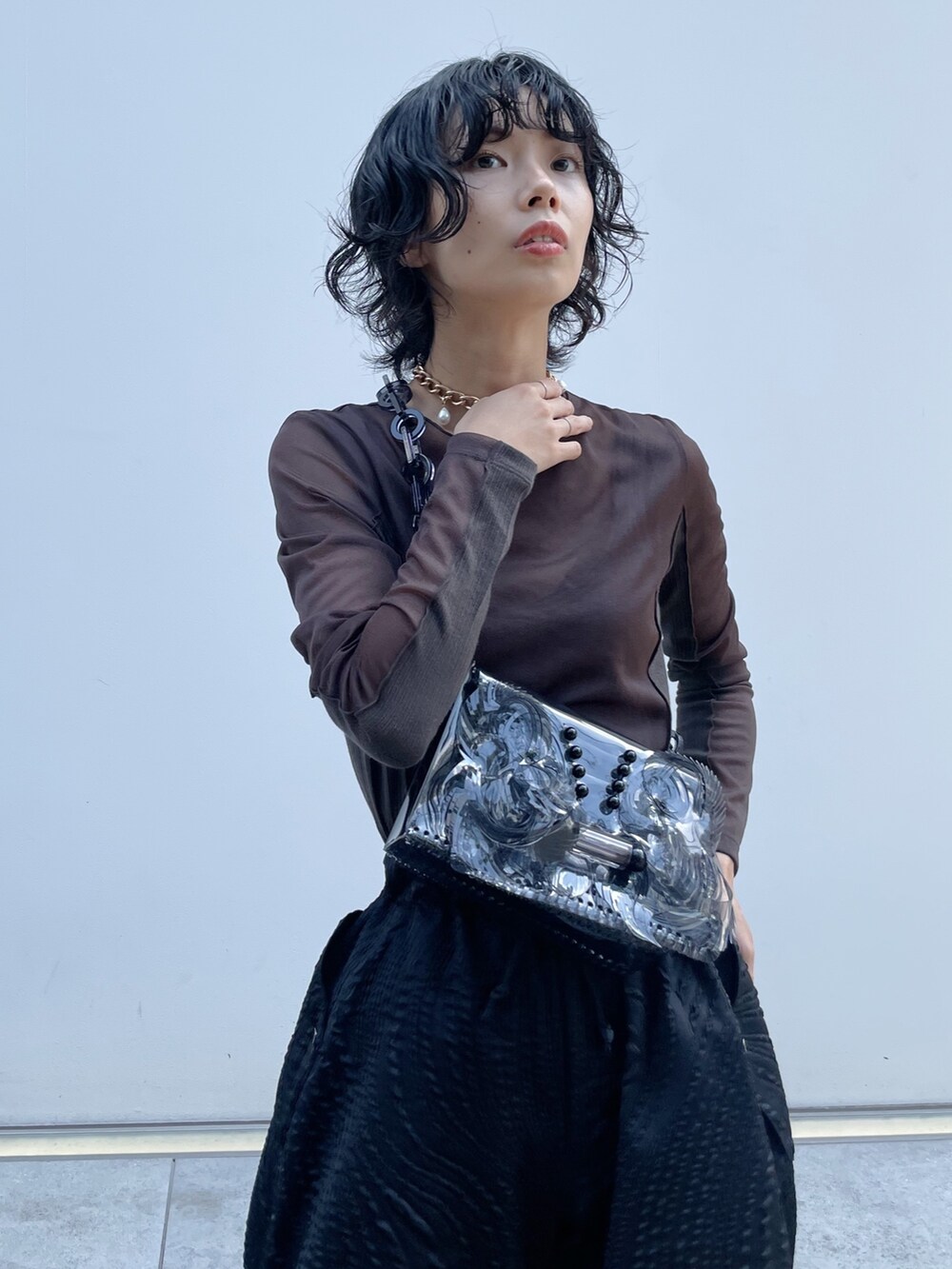 「パラシュートパンツ、モードストリート、モードカジュアル、ダークトーンコーデ」｜「STUDIOUSの【STUDIOUS/ステュディオス】ラウンドシェイプブーツ（ブーツ、ブラック系）」を使った、SHIHOさん（レディース・158cm）の夏コーディネートの3枚目の写真