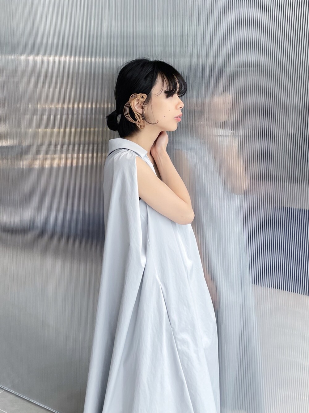 「ワンピース、ワンピーススタイル」｜「08sircusの【08sircus/08サーカス】 《STUDIOUS別注》Vネックウォッシャブルワンピース（ワンピース、ブルー系）」を使った、SHIHOさん（レディース・158cm）の春コーディネートの5枚目の写真