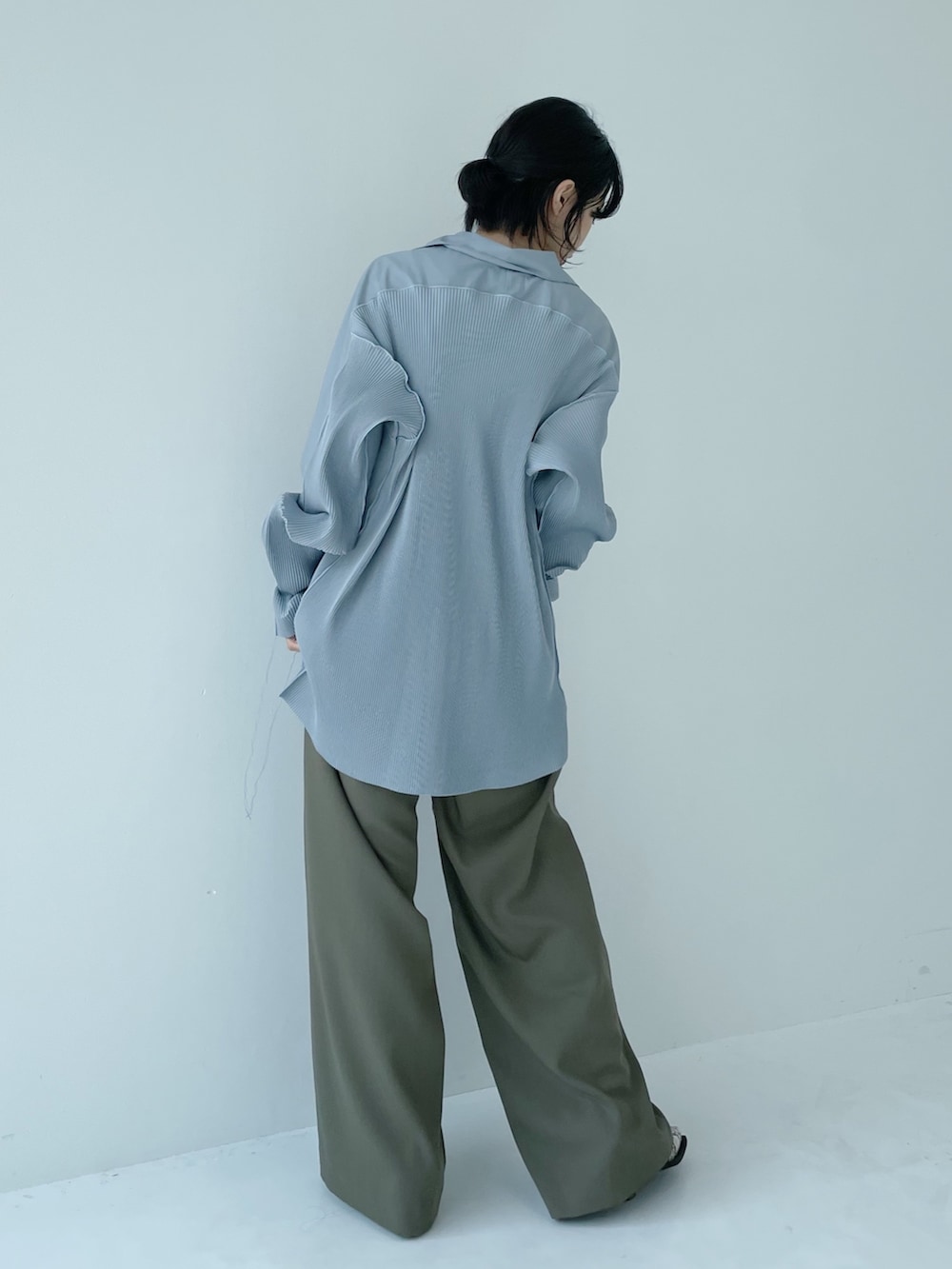 「kotohayokozawa、開襟シャツ、ブーツ、カラー×コーデ、カラーコーデ」｜「STUDIOUSの【STUDIOUS/ステュディオス】スクエアトゥブーツ（ブーツ、その他）」を使った、SHIHOさん（レディース・158cm）の夏コーディネートの4枚目の写真