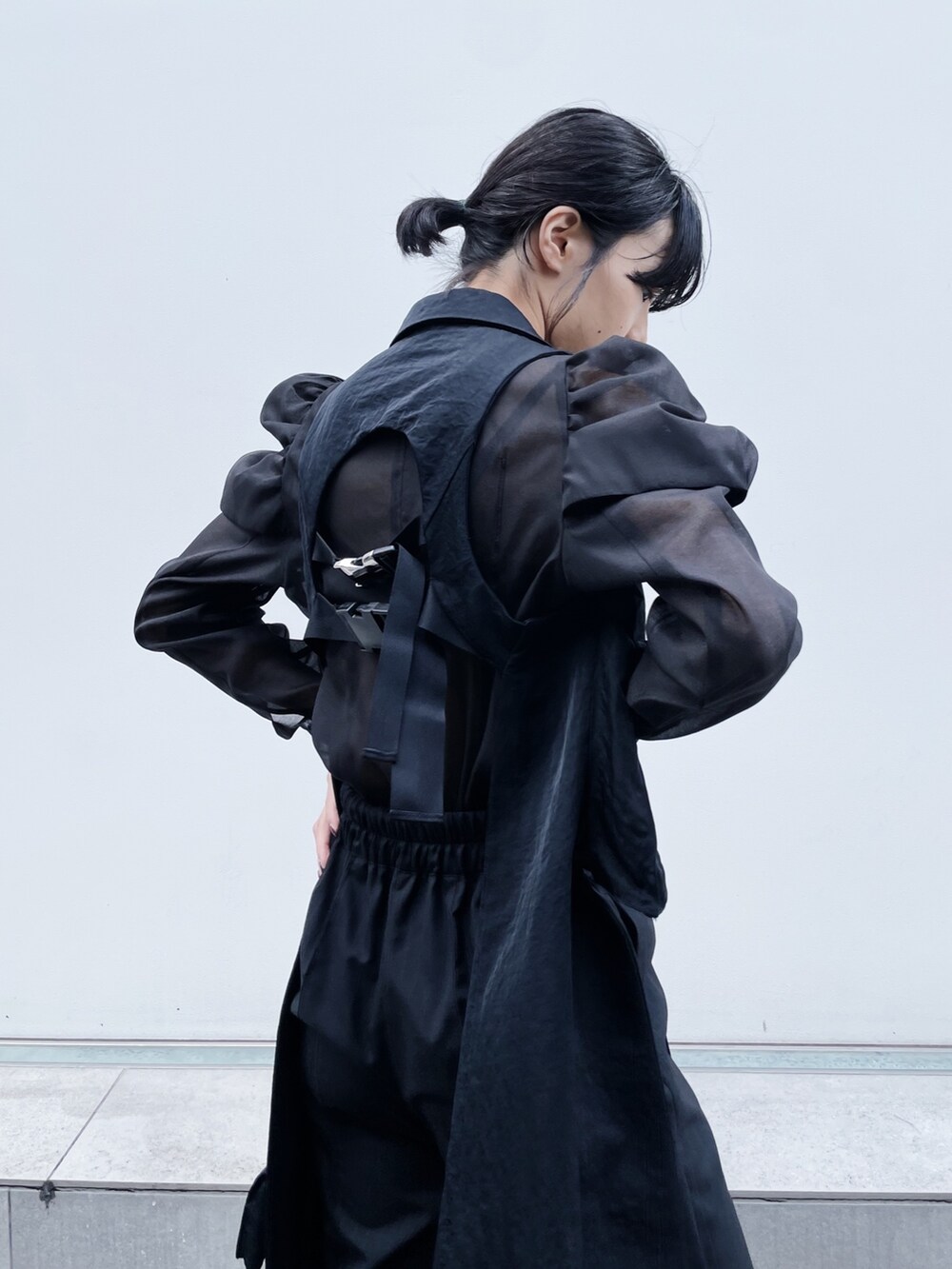 「AKIKOAOKI、オールブラック、ブラックコーデ」｜「AKIKOAOKIの【AKIKOAOKI/アキコアオキ】パフスリーブブラウス（シャツ/ブラウス、ブラック系）」を使った、SHIHOさん（レディース・158cm）の夏コーディネートの7枚目の写真