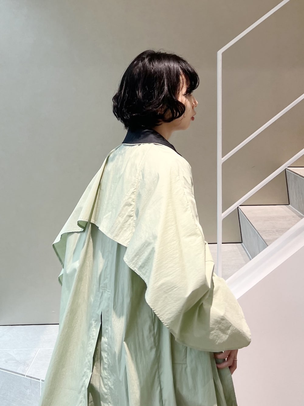 ブラック系のつなぎ/オールインワン、グリーン系のその他アウター、ブラック系のその他シューズを着用したレディースの春コーディネートの4枚目の写真