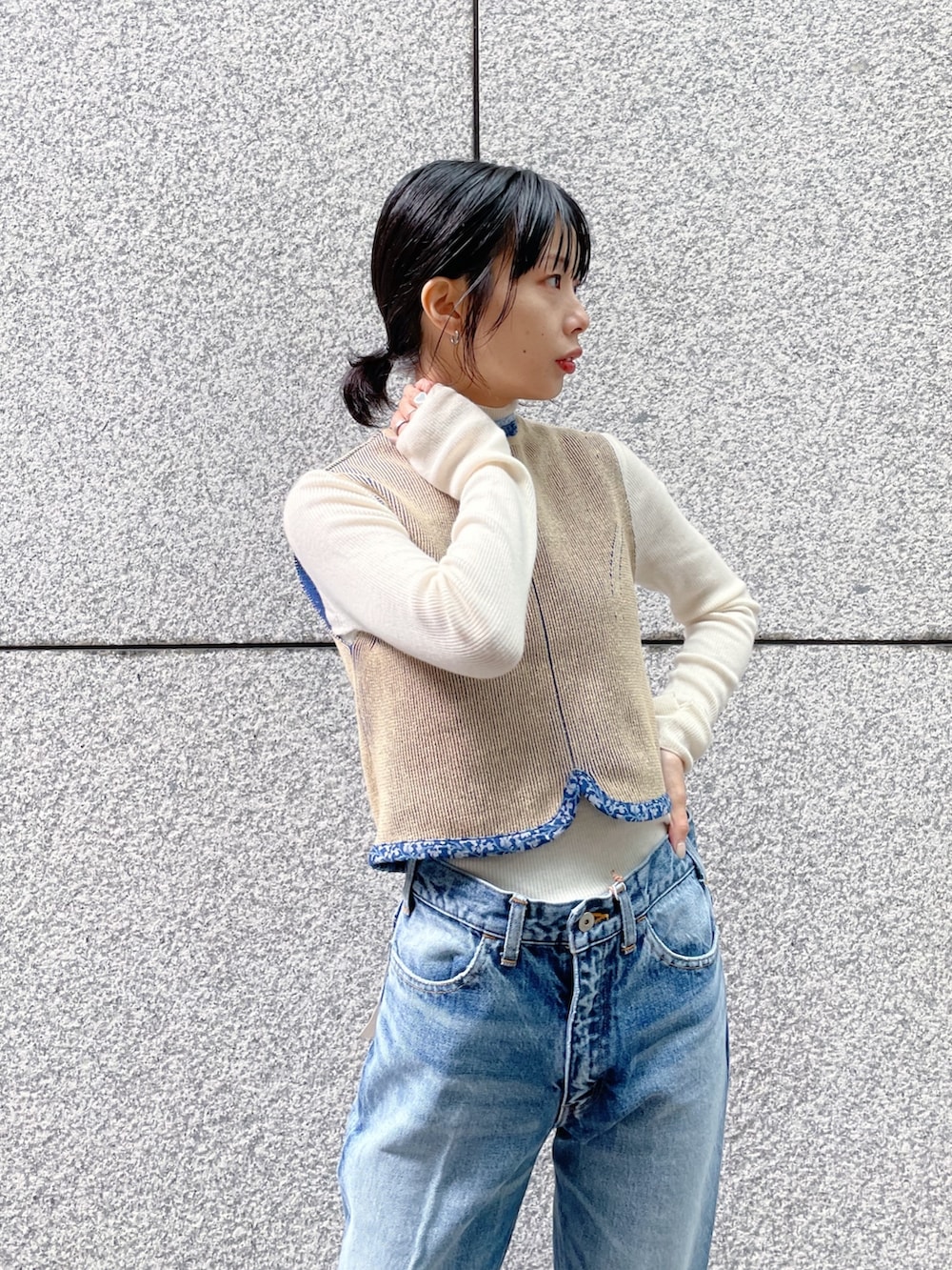 「mamekurogouchi、INSCRIRE、デニム、デニムパンツ」｜「INSCRIREの【INSCRIRE/アンスクリア】002 Flare Denim/フレアデニム（デニムパンツ、ブルー系）」を使った、SHIHOさん（レディース・158cm）の冬コーディネートの4枚目の写真