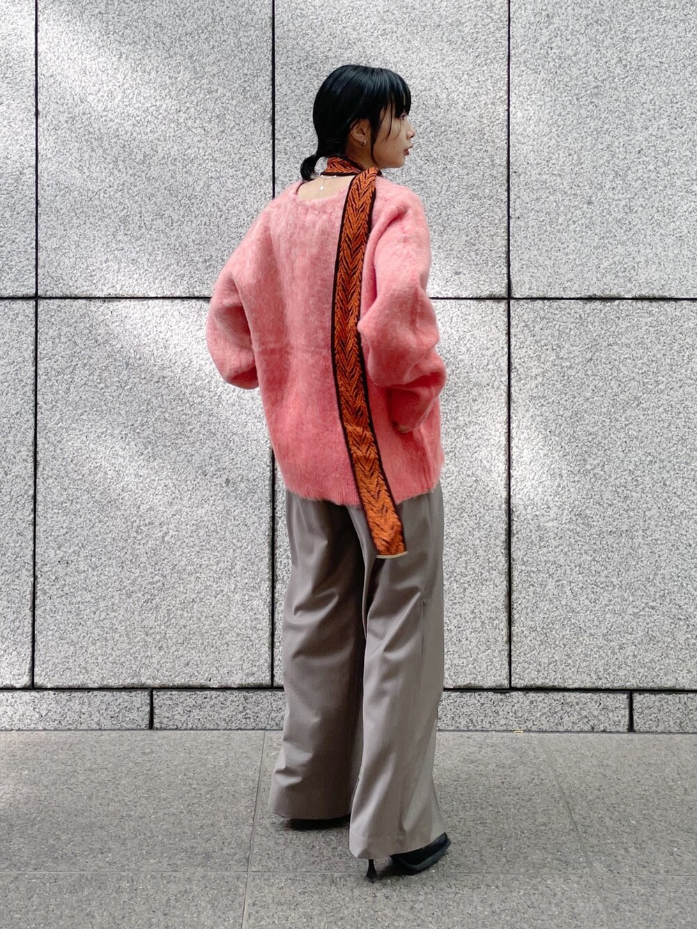 「knuthmarf、モヘアニット、カラーニット」｜「Knuth Marfの【Knuth Marf/クヌースマーフ】《STUDIOUS別注》Uneck knit pullover/Uネックニットプルオーバー（ニット/セーター、ピンク系）」を使った、SHIHOさん（レディース・158cm）の冬コーディネートの5枚目の写真