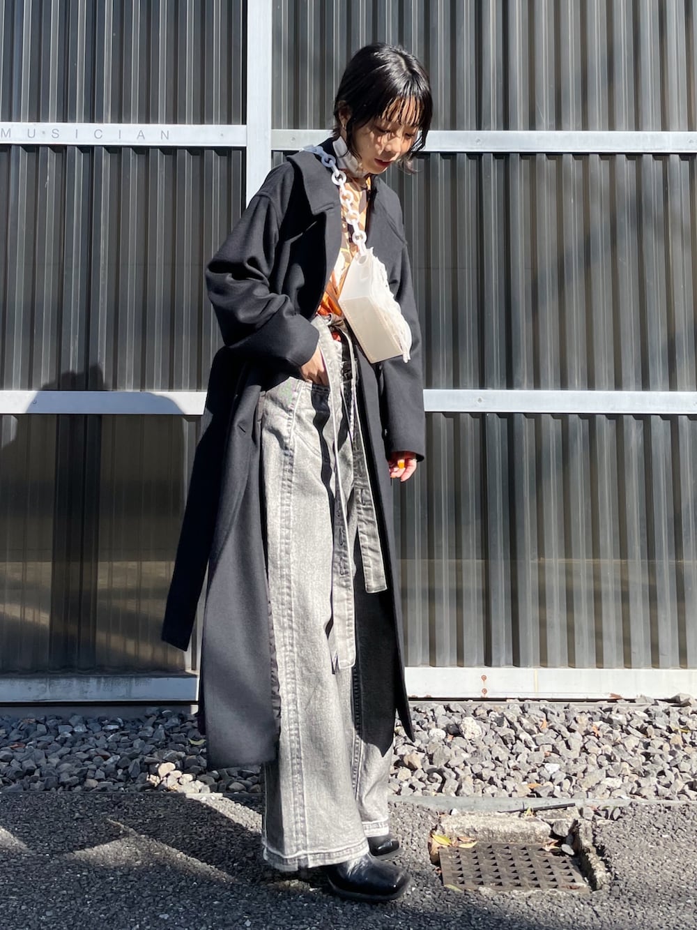 「dessin de mode、mamekurogouchi、ウールコート、コートスタイル」｜「Dessin de Modeの【Dessin de mode/デッサンデモード】《STUDIOUS別注》インパーテットウールコート（チェスターコート、ブラック系）」を使った、SHIHOさん（レディース・158cm）の冬コーディネートの2枚目の写真