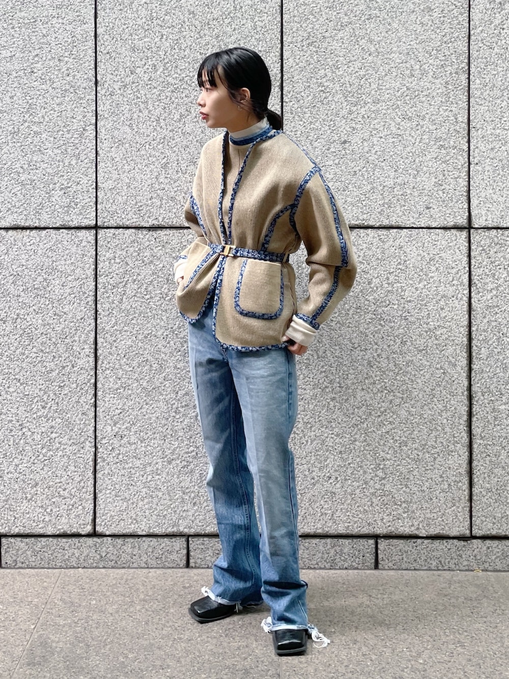 「mamekurogouchi、INSCRIRE、デニム、デニムパンツ」｜「INSCRIREの【INSCRIRE/アンスクリア】002 Flare Denim/フレアデニム（デニムパンツ、ブルー系）」を使った、SHIHOさん（レディース・158cm）の冬コーディネートの2枚目の写真