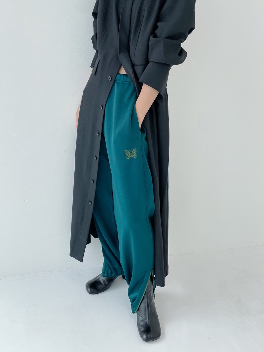 「ワンピースコーデ、ワンピース着回し、NEEDLES」｜「STUDIOUSの【STUDIOUS/ステュディオス】ラウンドシェイプブーツ（ブーツ、ブラック系）」を使った、SHIHOさん（レディース・158cm）の夏コーディネートの5枚目の写真