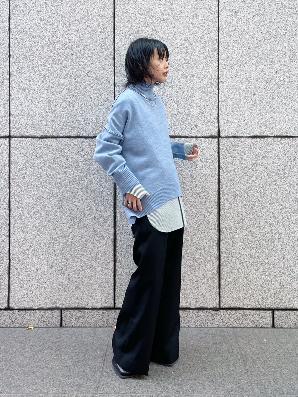 「CINOH、THE RERACS、beautiful people、レイヤードスタイル、レイヤード」｜「CINOHの【CINOH/チノ】《STUDIOUS別注》EX.PLATING KNIT/ステッチオーバーニット（ニット/セーター、ブルー系）」を使った、SHIHOさん（レディース・158cm）の冬コーディネートの2枚目の写真