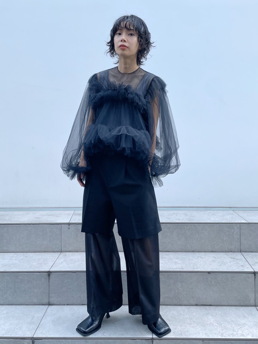 「viviano、ブラックコーデ、オールブラック」｜「STUDIOUSの【VIVIANO/(ヴィヴィアーノ)】パフスリーブチュールトップ（シャツ/ブラウス、ブラック系）」を使った、SHIHOさん（レディース・158cm）の夏コーディネートの3枚目の写真