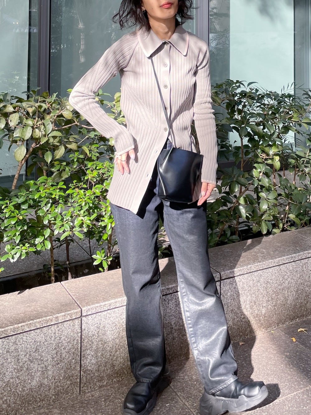 「AKIKOAOKI、mecre、カジュアルコーデ、カジュアル」｜「Courtney Orlaの【Courtney Orla/(コートニーオーラ)】SLOPE TOTE MINI/スロープトートミニ（ショルダーバッグ、ブラック系）」を使った、SHIHOさん（レディース・158cm）の冬コーディネートの5枚目の写真