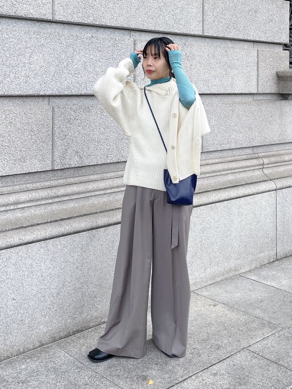 「レイヤードスタイル、ボタンニット、白ニット、beautiful people、IHNN」｜「STUDIOUSの【STUDIOUS/ステュディオス】スクエアトゥブーツ（ブーツ、ブラック系）」を使った、SHIHOさん（レディース・158cm）の冬コーディネートの2枚目の写真