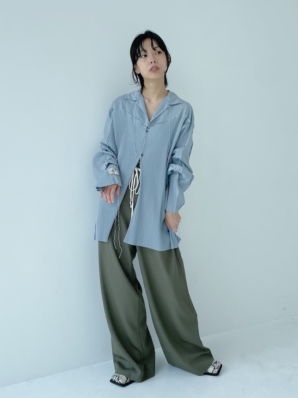 「kotohayokozawa、開襟シャツ、ブーツ、カラー×コーデ、カラーコーデ」｜「STUDIOUSの【STUDIOUS/ステュディオス】スクエアトゥブーツ（ブーツ、その他）」を使った、SHIHOさん（レディース・158cm）の夏コーディネートの3枚目の写真