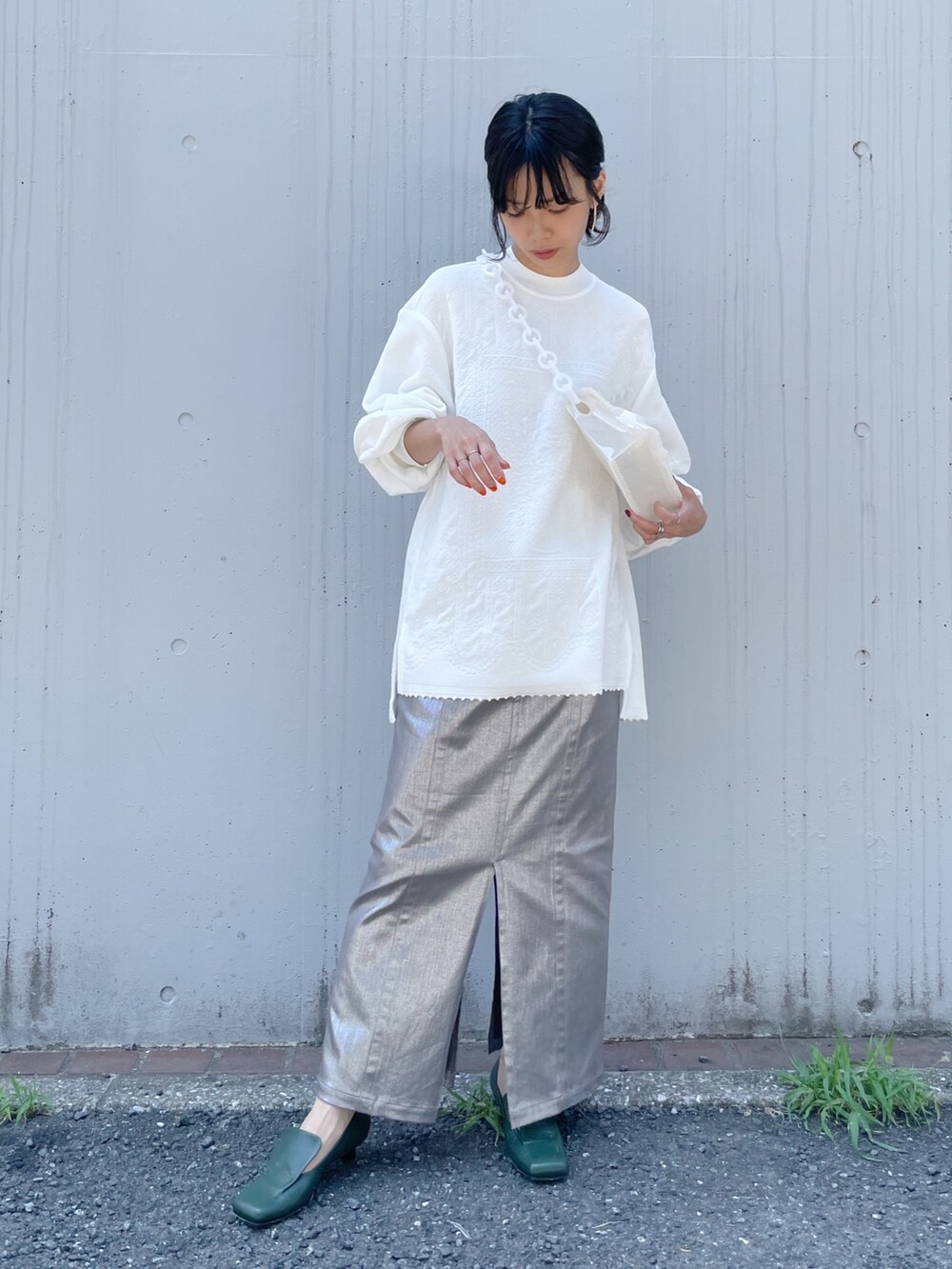 「mamekurogouchi、メタリックスカート」｜「STUDIOUSの【STUDIOUS/ステュディオス】Perfection ペンシルメタリックスカート（スカート、シルバー系）」を使った、SHIHOさん（レディース・158cm）の夏コーディネートの4枚目の写真