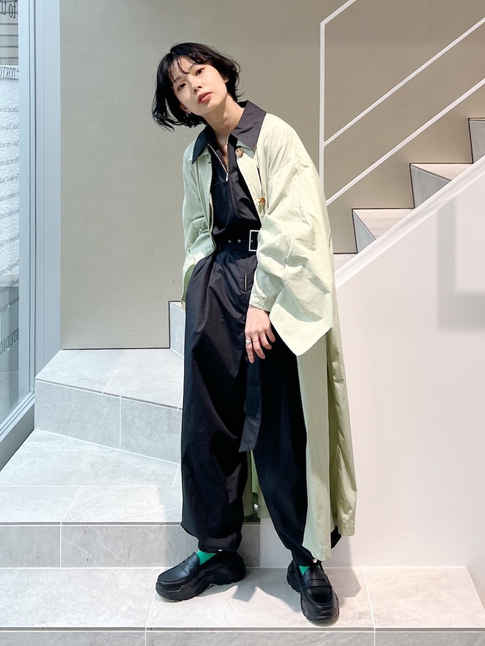 ブラック系のつなぎ/オールインワン、グリーン系のその他アウター、ブラック系のその他シューズを着用したレディースの春コーディネートの5枚目の写真