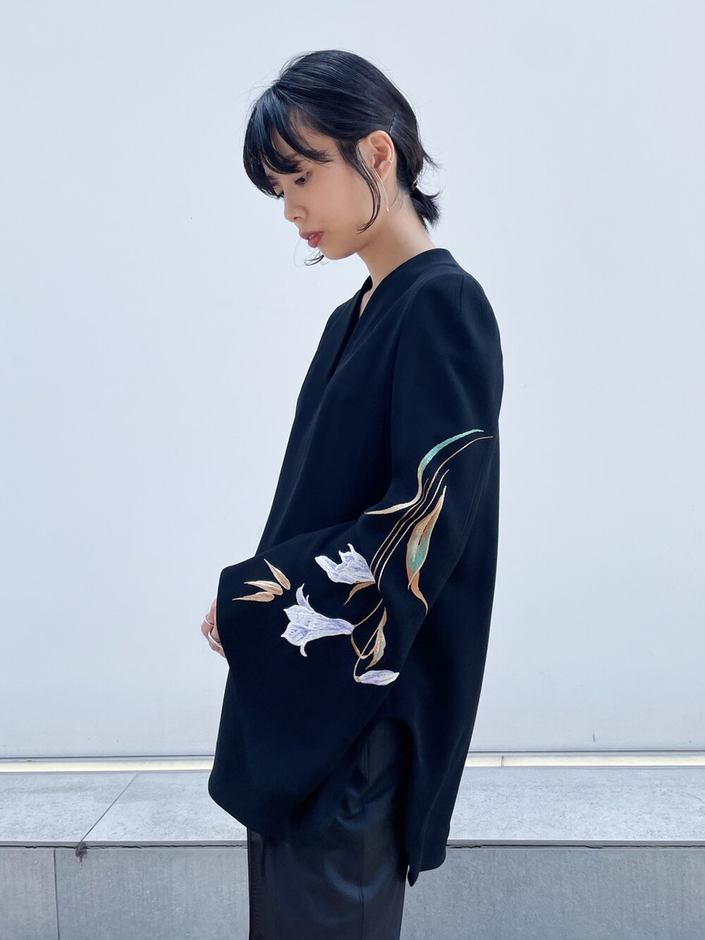 「ブラックコーデ、お呼ばれスタイル、およばれコーデ、mamekurogouchi、オケージョン」｜「STUDIOUSの【STUDIOUS/ステュディオス】レザーライクシアーパンツ（スラックス、ブラック系）」を使った、SHIHOさん（レディース・158cm）の夏コーディネートの4枚目の写真
