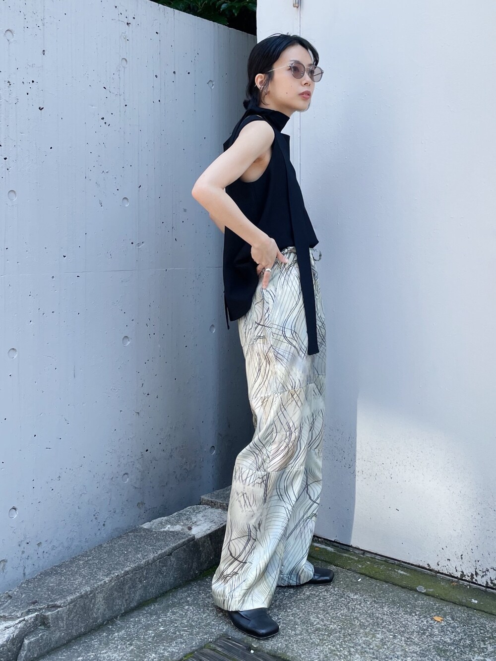 「WRAPINKNOT、IHNN、BLANC」｜「WRAPINKNOTの【WRAPINKNOT/ラッピンノット】《STUDIOUS別注》ノースリーブ2WAYトップス（Tシャツ/カットソー、ブラック系）」を使った、SHIHOさん（レディース・158cm）の春コーディネートの2枚目の写真