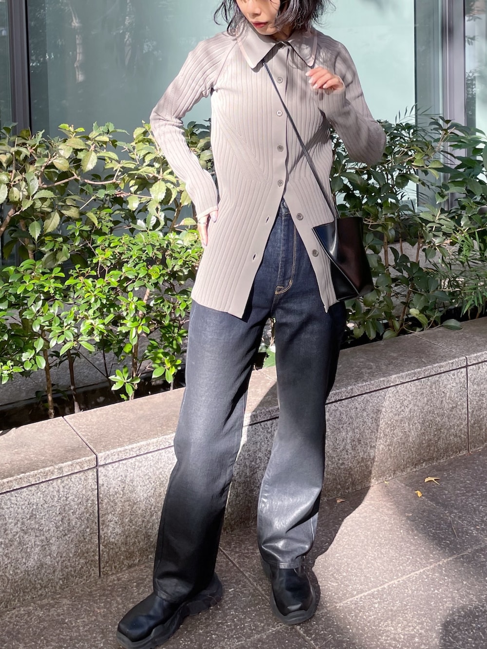 「AKIKOAOKI、mecre、カジュアルコーデ、カジュアル」｜「Courtney Orlaの【Courtney Orla/(コートニーオーラ)】SLOPE TOTE MINI/スロープトートミニ（ショルダーバッグ、ブラック系）」を使った、SHIHOさん（レディース・158cm）の冬コーディネートの3枚目の写真