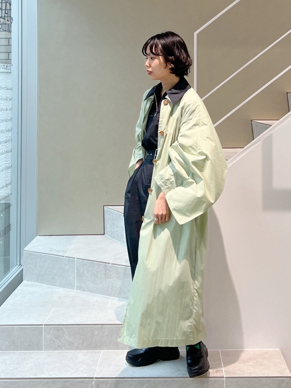 ブラック系のつなぎ/オールインワン、グリーン系のその他アウター、ブラック系のその他シューズを着用したレディースの春コーディネートの3枚目の写真