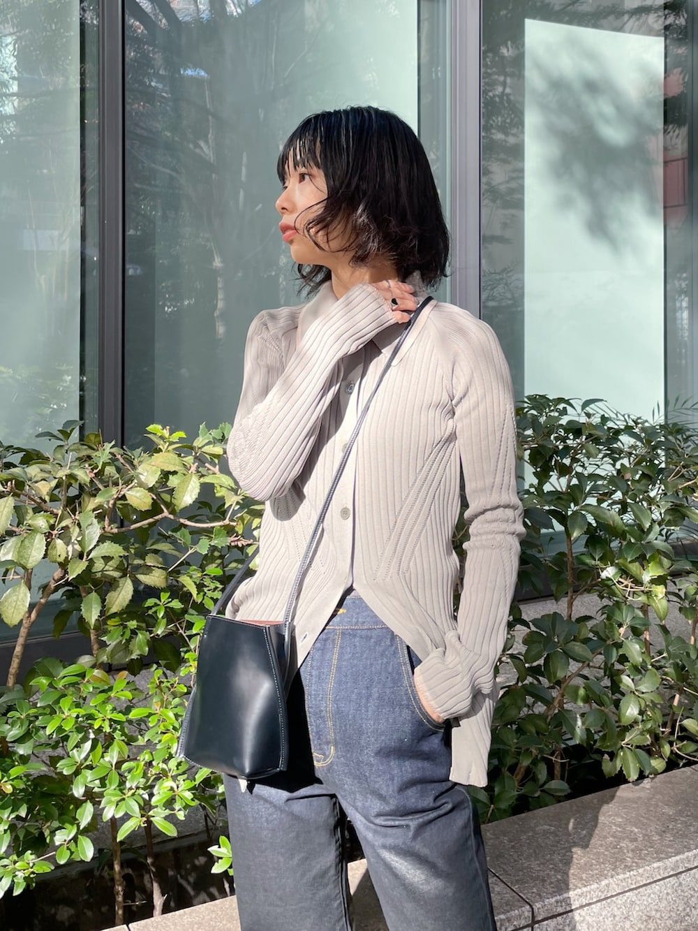 「AKIKOAOKI、mecre、カジュアルコーデ、カジュアル」｜「Courtney Orlaの【Courtney Orla/(コートニーオーラ)】SLOPE TOTE MINI/スロープトートミニ（ショルダーバッグ、ブラック系）」を使った、SHIHOさん（レディース・158cm）の冬コーディネートの4枚目の写真