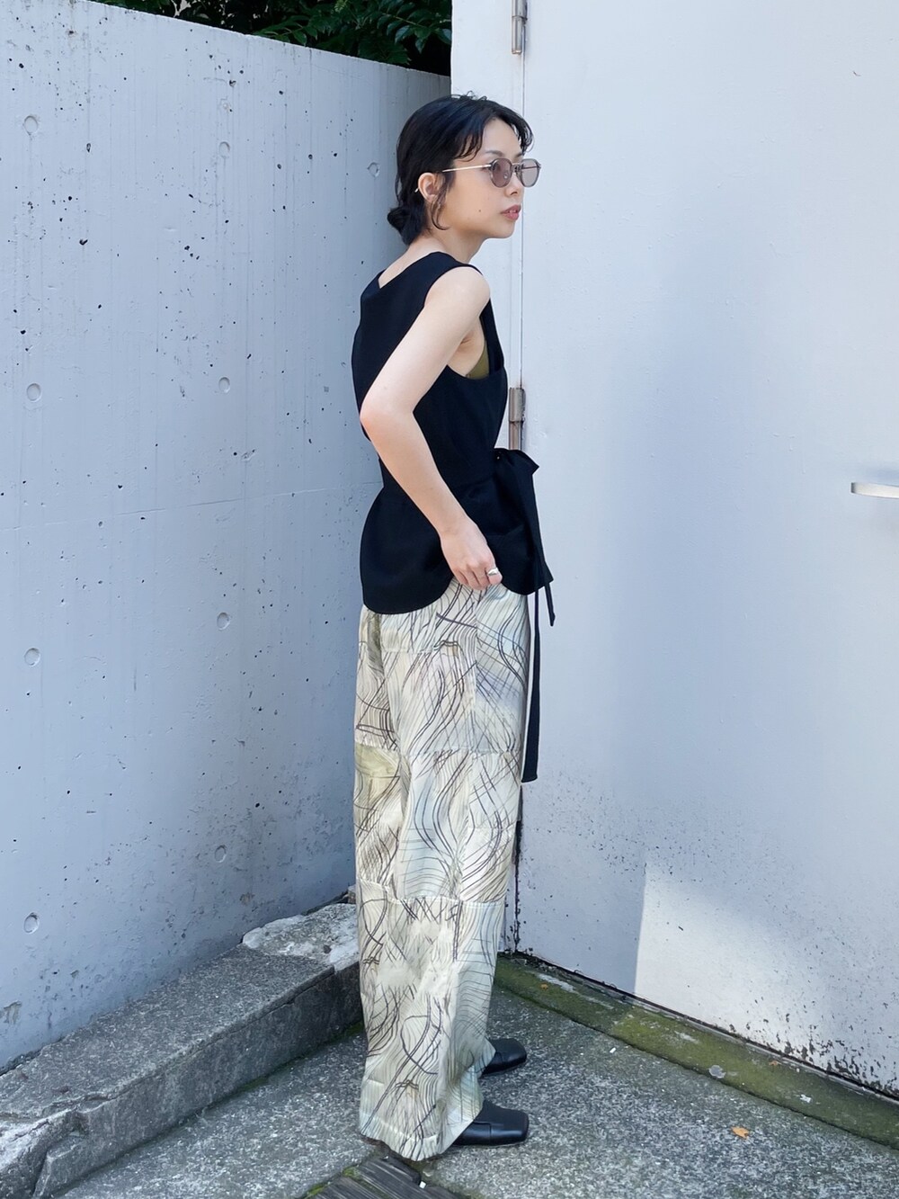 「WRAPINKNOT、IHNN、BLANC」｜「WRAPINKNOTの【WRAPINKNOT/ラッピンノット】《STUDIOUS別注》ノースリーブ2WAYトップス（Tシャツ/カットソー、ブラック系）」を使った、SHIHOさん（レディース・158cm）の春コーディネートの5枚目の写真