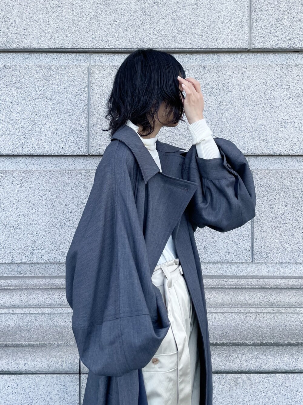 「トレンチコート、ETRÉ TOKYO、IHNN、AKIRA NAKA」｜「STUDIOUSの【STUDIOUS/ステュディオス】スクエアトゥブーツ（ブーツ、ブラック系）」を使った、SHIHOさん（レディース・158cm）の冬コーディネートの5枚目の写真