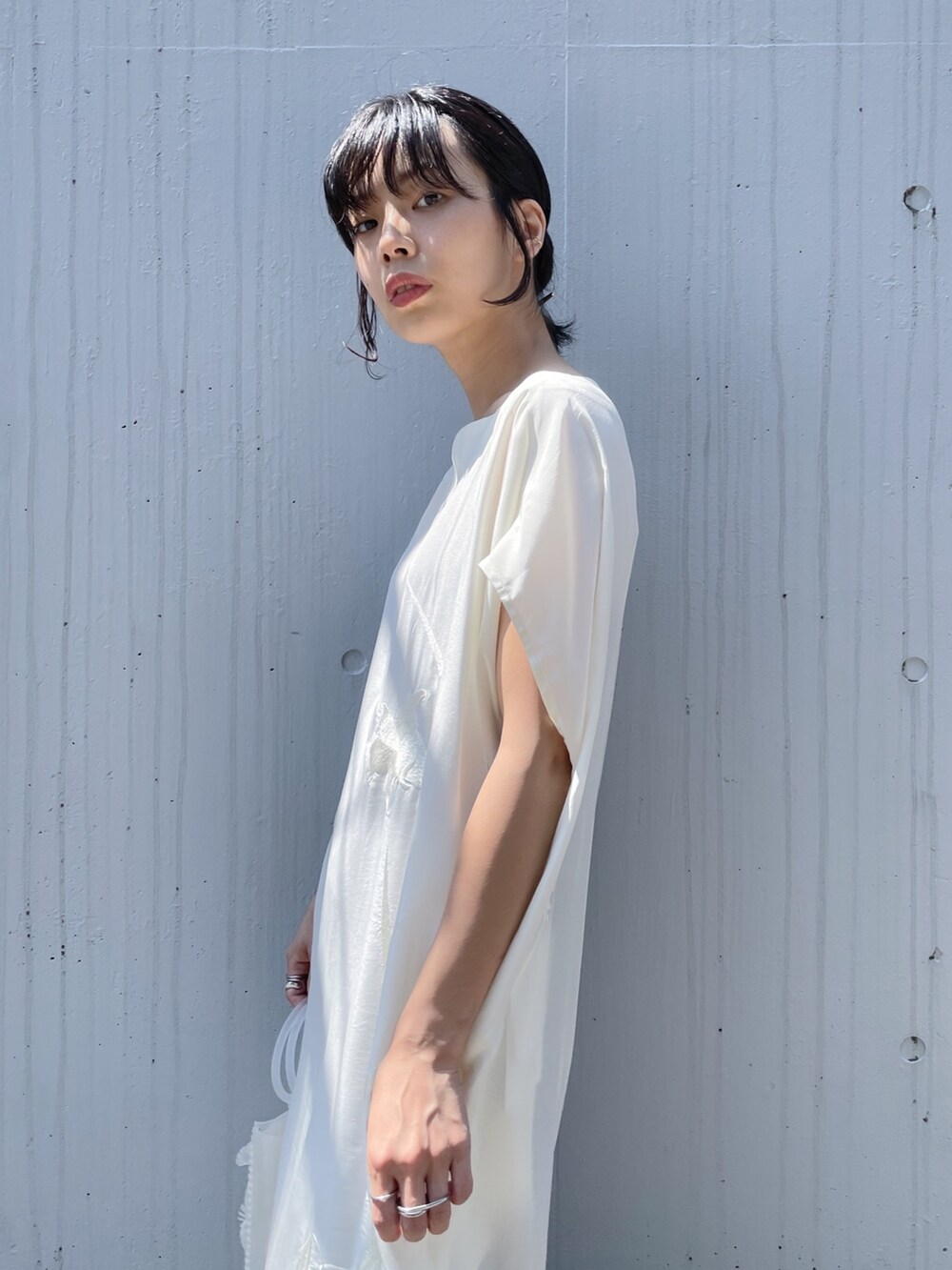 「ホワイトコーデ、お呼ばれスタイル、よそいきコーデ、お呼ばれコーデ、mamekurogouchi、メタリックシューズ」｜「STUDIOUSの【STUDIOUS/ステュディオス】ラウンドシェイプブーツ（ブーツ、ゴールド系）」を使った、SHIHOさん（レディース・158cm）の夏コーディネートの4枚目の写真