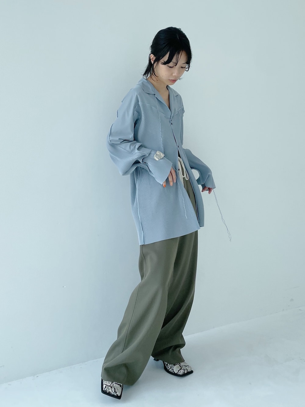 「kotohayokozawa、開襟シャツ、ブーツ、カラー×コーデ、カラーコーデ」｜「STUDIOUSの【STUDIOUS/ステュディオス】スクエアトゥブーツ（ブーツ、その他）」を使った、SHIHOさん（レディース・158cm）の夏コーディネートの2枚目の写真