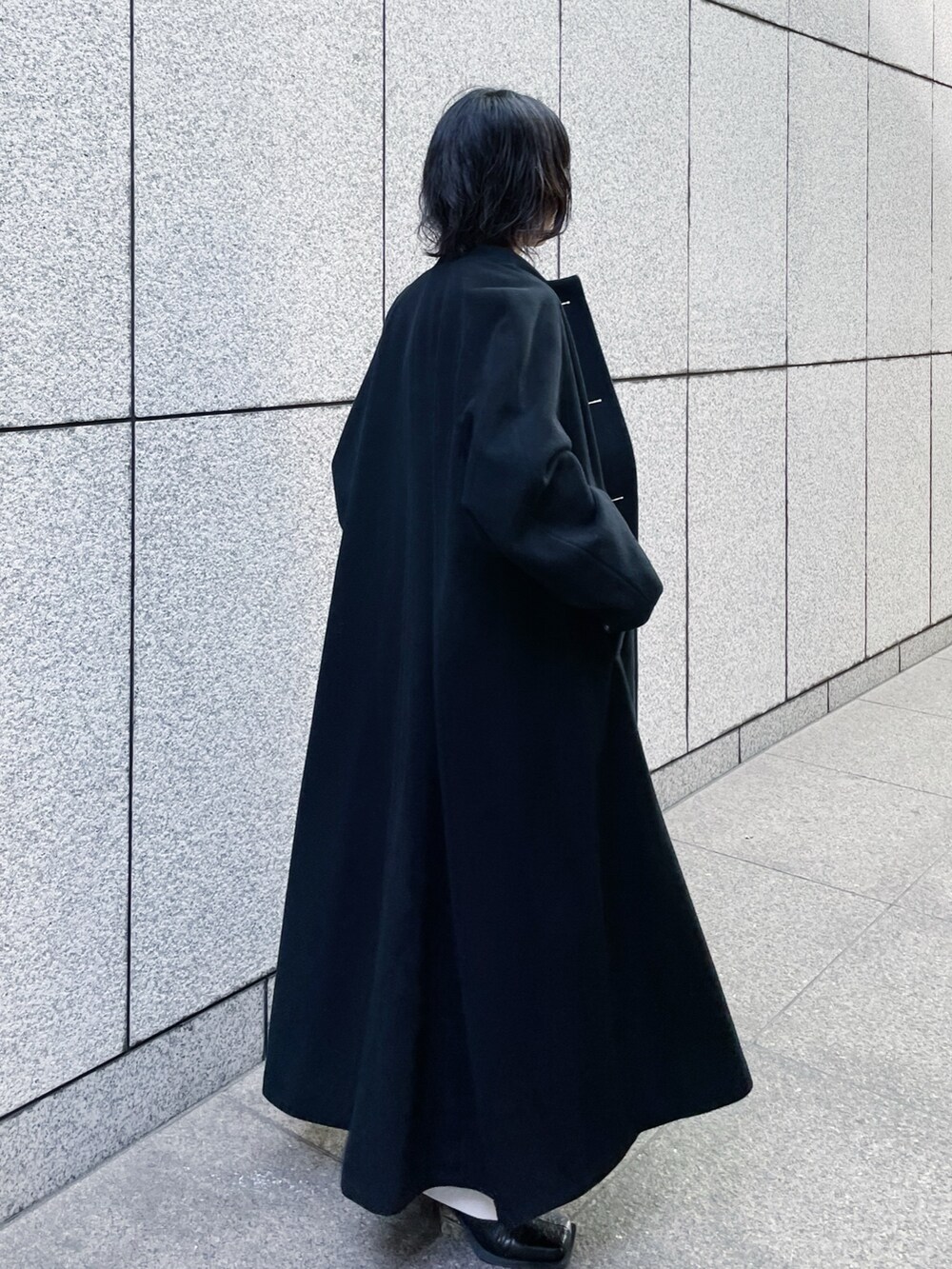 「ELIN、CLANE、お呼ばれスタイル、デートコーデ、忘年会コーデ」｜「CLANEの【CLANE/クラネ】NO COLLAR FLARE COAT/ノーカラーフレアコート（ノーカラーコート、ブラック系）」を使った、SHIHOさん（レディース・158cm）の冬コーディネートの3枚目の写真