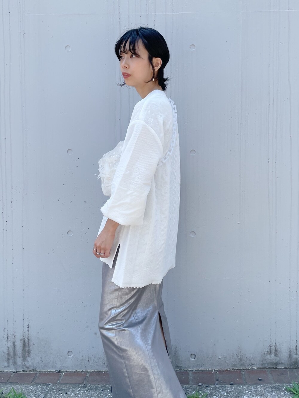「mamekurogouchi、メタリックスカート」｜「STUDIOUSの【STUDIOUS/ステュディオス】Perfection ペンシルメタリックスカート（スカート、シルバー系）」を使った、SHIHOさん（レディース・158cm）の夏コーディネートの2枚目の写真