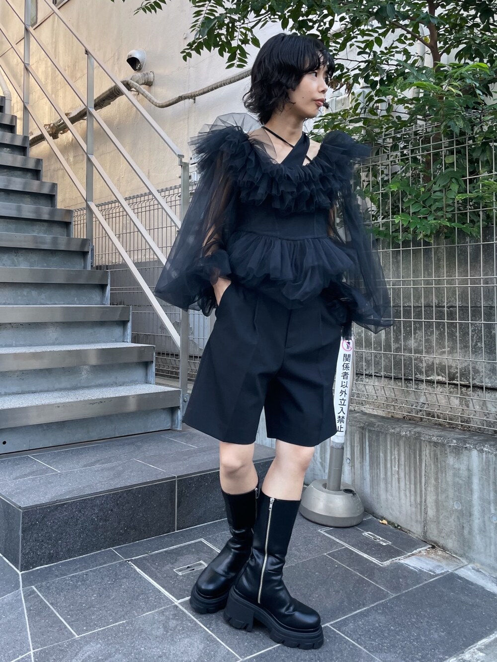 「VIVIANO、オールブラック、ブラックコーデ」｜「STUDIOUSの【STUDIOUS/ステュディオス】テーラードハーフパンツ（その他パンツ、ブラック系）」を使った、SHIHOさん（レディース・158cm）の夏コーディネートの4枚目の写真