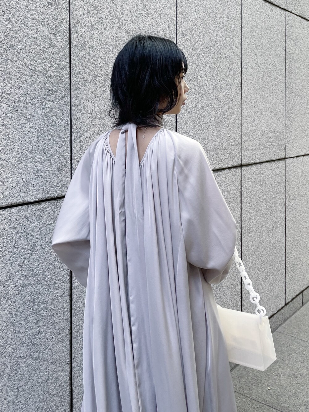 「ELIN、mamekurogouchi」｜「STUDIOUSの【ELIN/エリン)】《STUDIOUS別注》ボウタイドレス（ドレス、グレー系）」を使った、SHIHOさん（レディース・158cm）の冬コーディネートの4枚目の写真