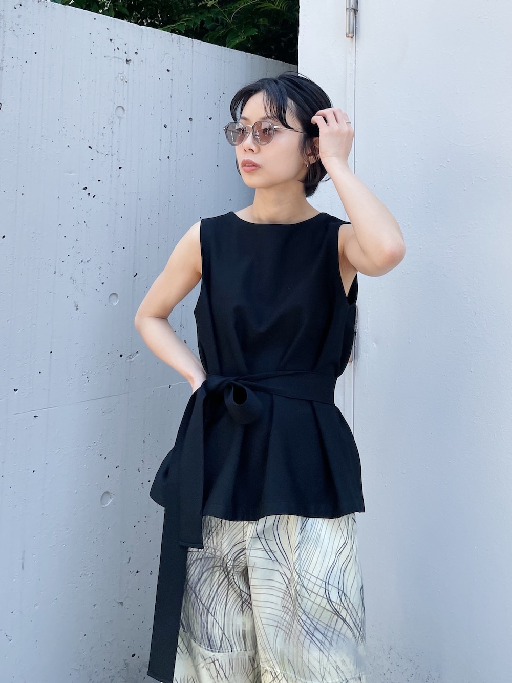 「WRAPINKNOT、IHNN、BLANC」｜「WRAPINKNOTの【WRAPINKNOT/ラッピンノット】《STUDIOUS別注》ノースリーブ2WAYトップス（Tシャツ/カットソー、ブラック系）」を使った、SHIHOさん（レディース・158cm）の春コーディネートの6枚目の写真