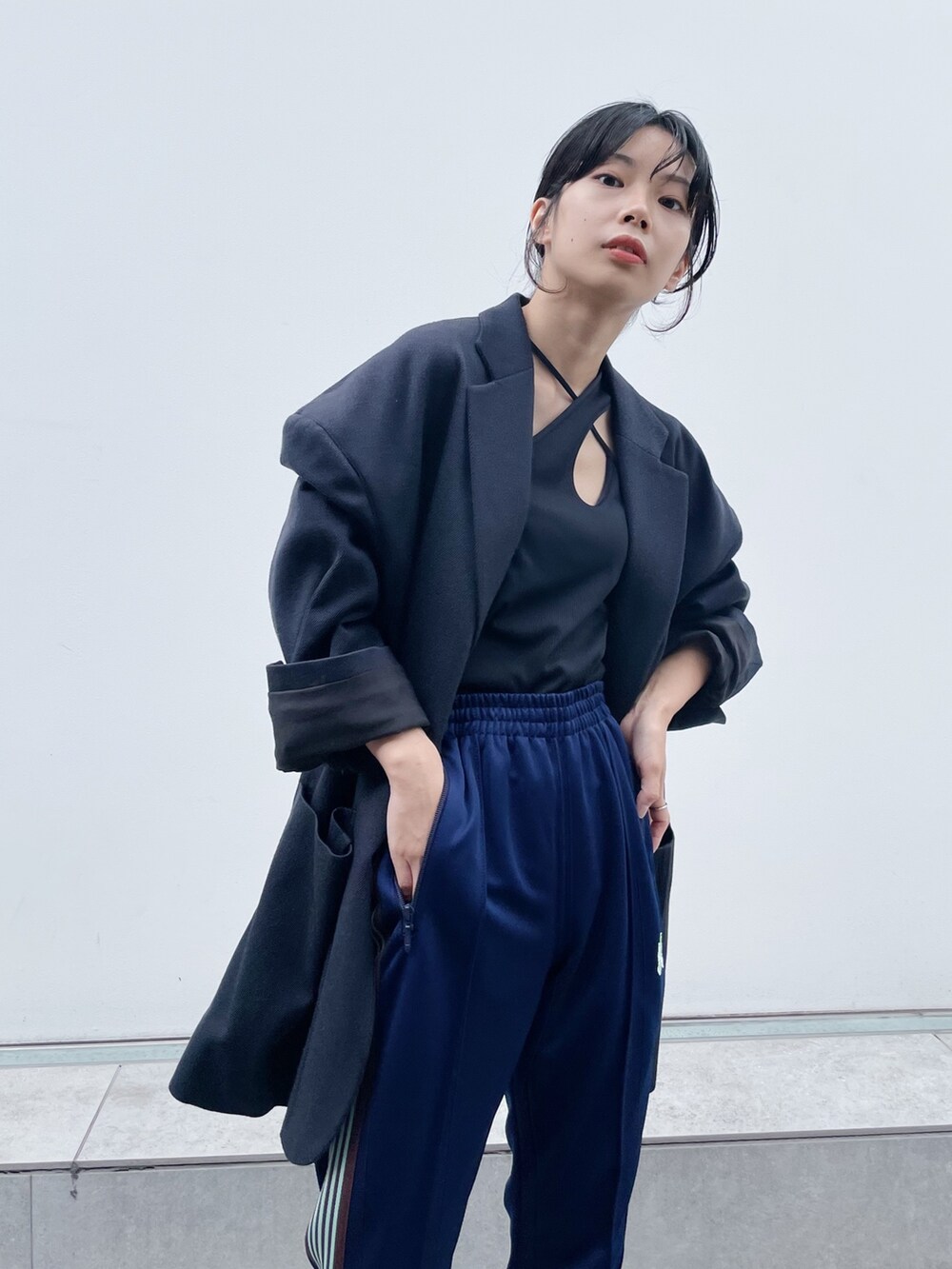 「NEEDLES、トラックパンツ、ジャケットスタイル、ジャケット、ジャケットコーデ、オーバーサイズ」｜「STUDIOUSの【STUDIOUS/ステュディオス】スクエアトゥブーツ（ブーツ、ブラック系）」を使った、SHIHOさん（レディース・158cm）の夏コーディネートの3枚目の写真