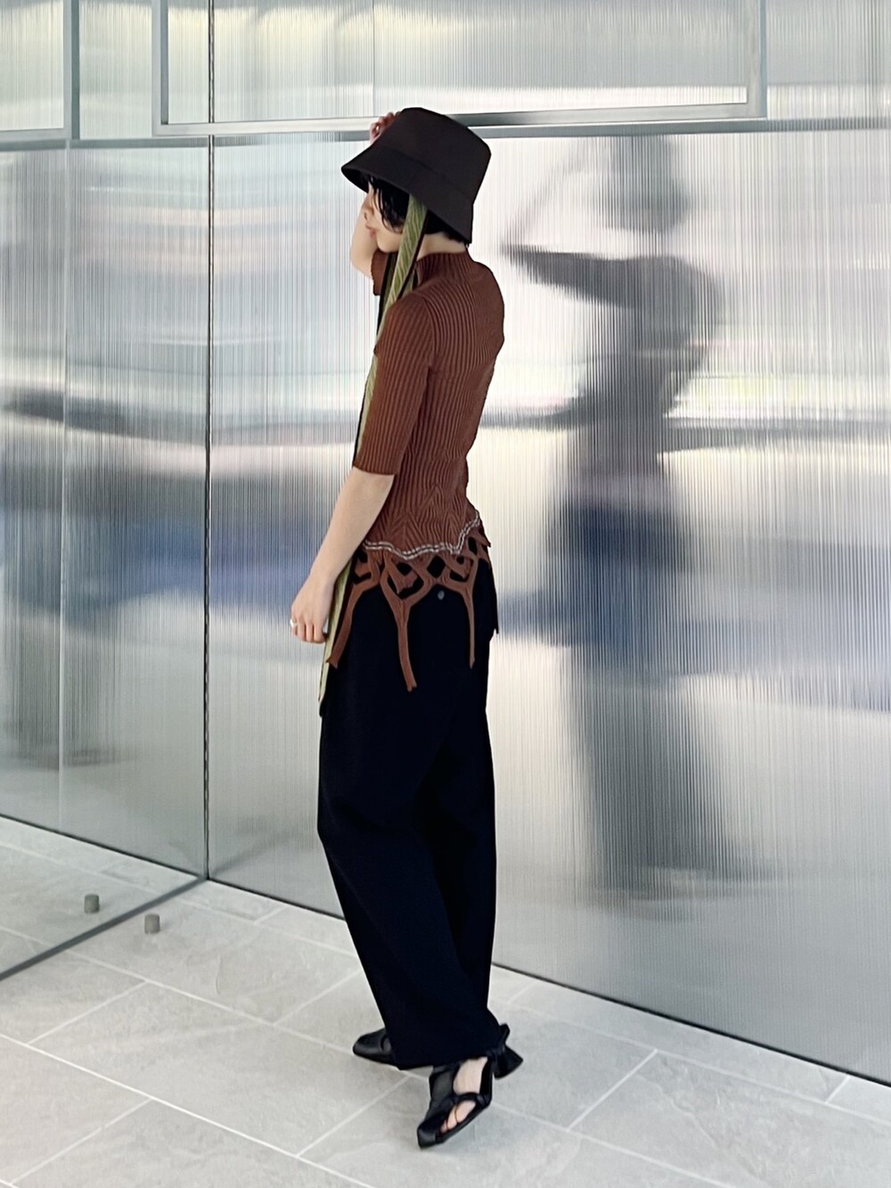 「STUDIOUSの【STUDIOUS】メッシュクロスタックパンツ〈セットアップ対応〉（スラックス、ブラック系）」を使った、SHIHOさん（レディース・158cm）の春コーディネートの2枚目の写真