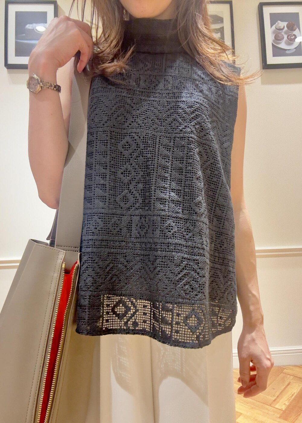 シルバー系のサンダル、ブラック系のシャツ/ブラウス、ホワイト系のその他パンツを着用したレディースの春コーディネートの4枚目の写真