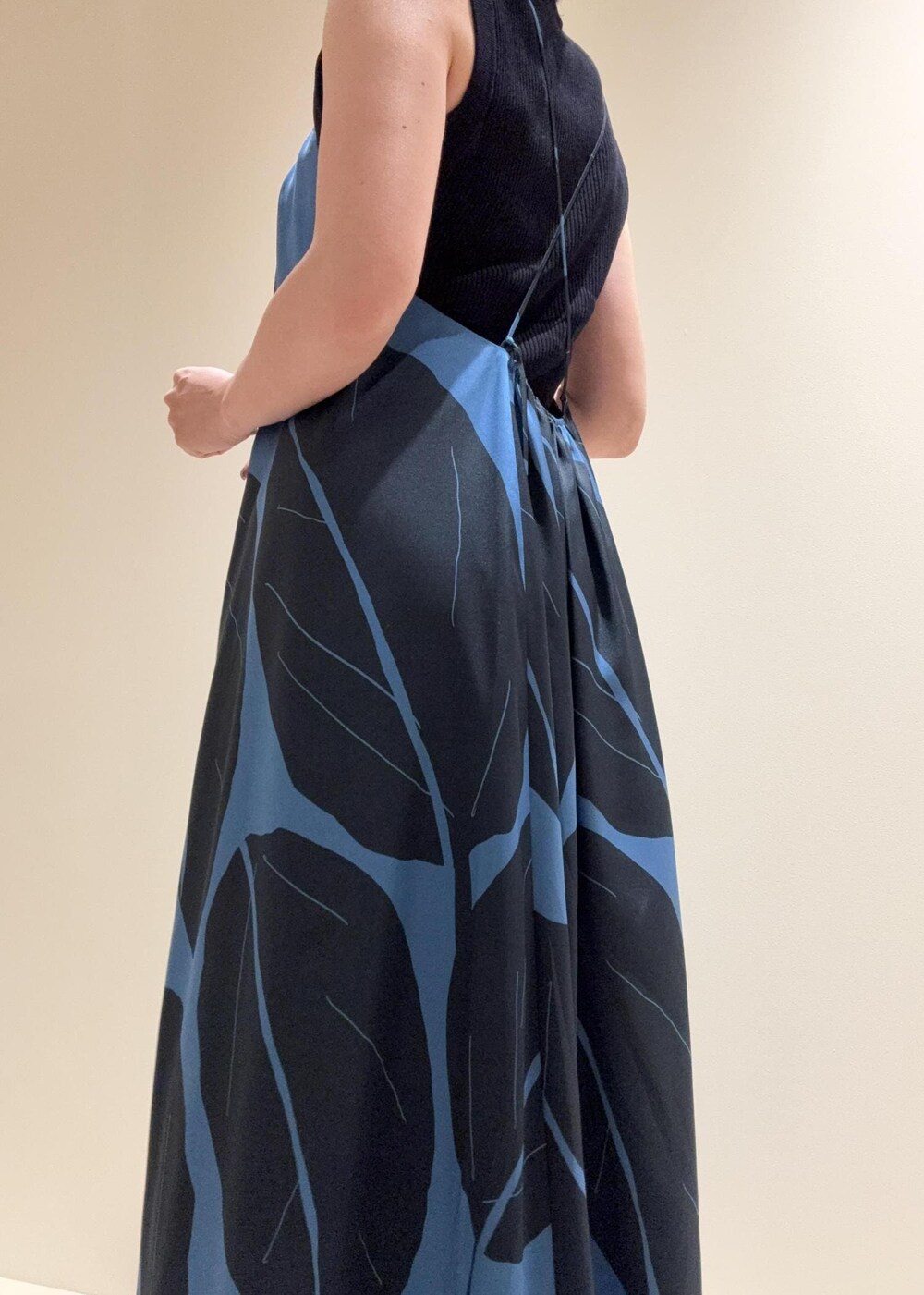 ブラック系のサンダル、シルバー系のショルダーバッグ、ブルー系のワンピースを着用したレディースの春コーディネートの5枚目の写真