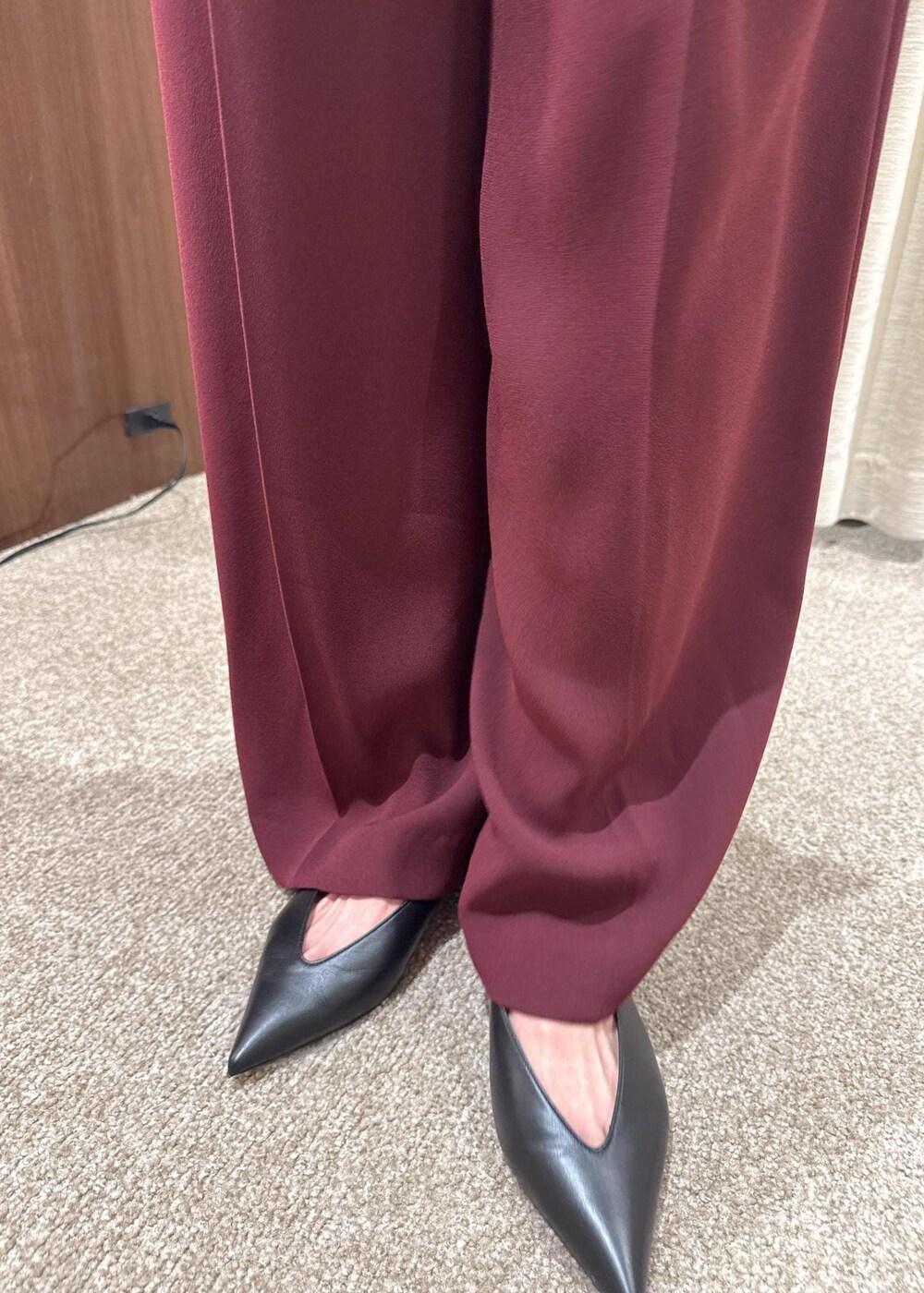 ブラック系のパンプス、レッド系のその他パンツ、ブラック系のハンドバッグを着用したレディースの夏コーディネートの6枚目の写真