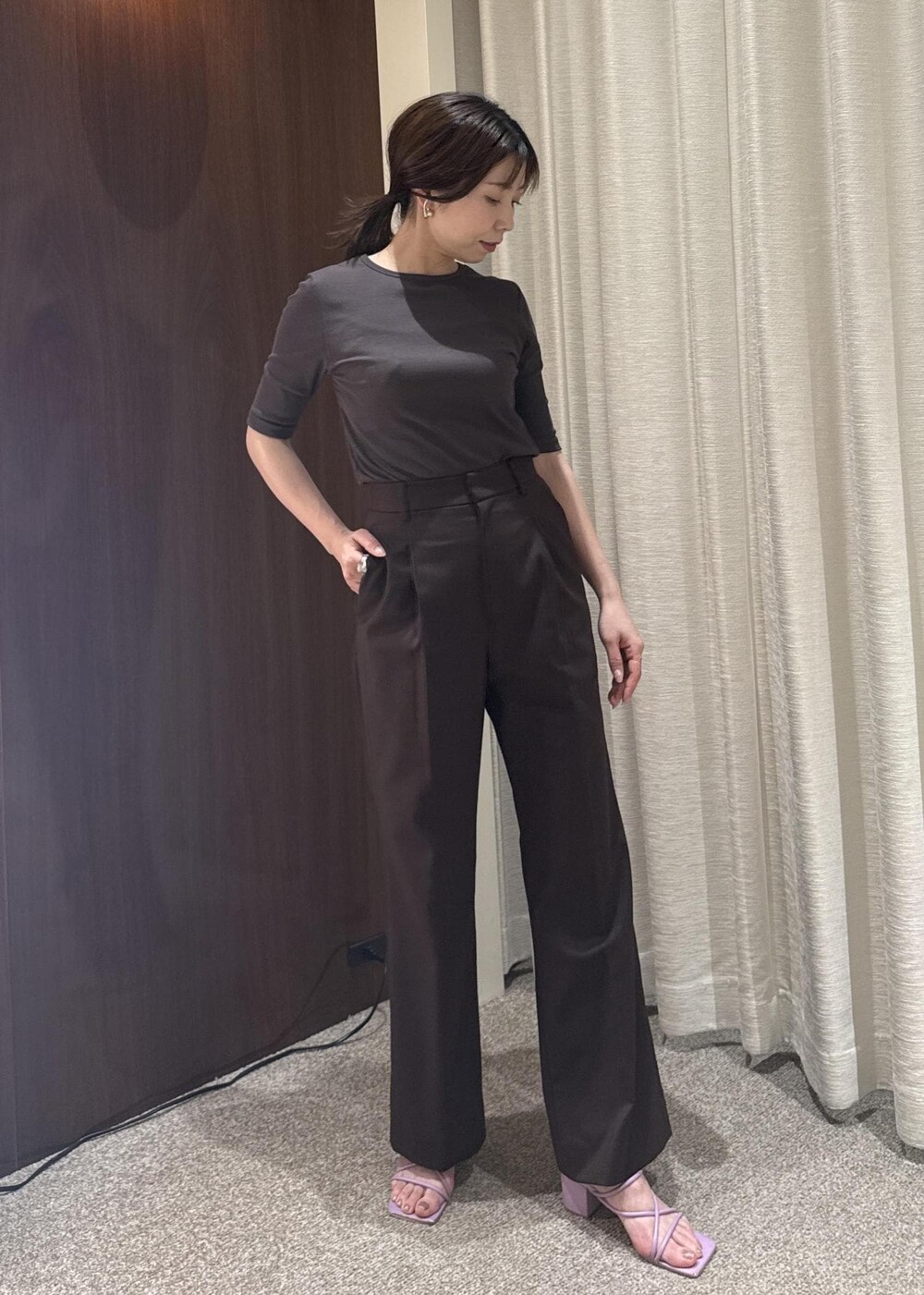 ホワイト系のシャツ/ブラウス、ブラック系のハンドバッグ、ブラウン系のTシャツ/カットソーを着用したレディースの春コーディネートの6枚目の写真