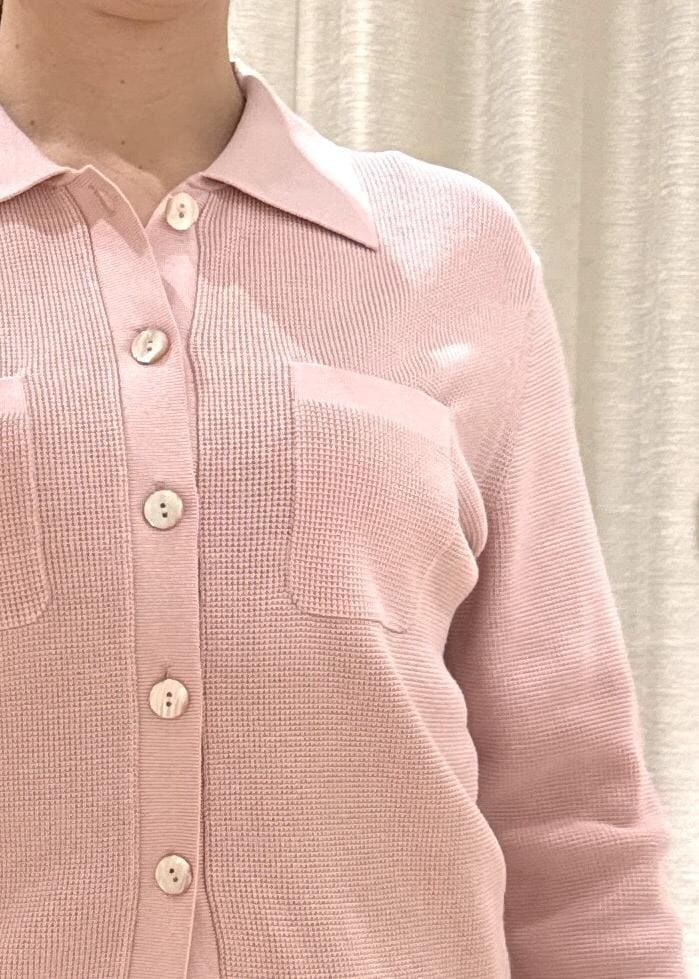 ブルー系のデニムパンツ、ブラック系のブーツ、ブラック系のバックパック/リュックを着用したレディースの冬コーディネートの4枚目の写真