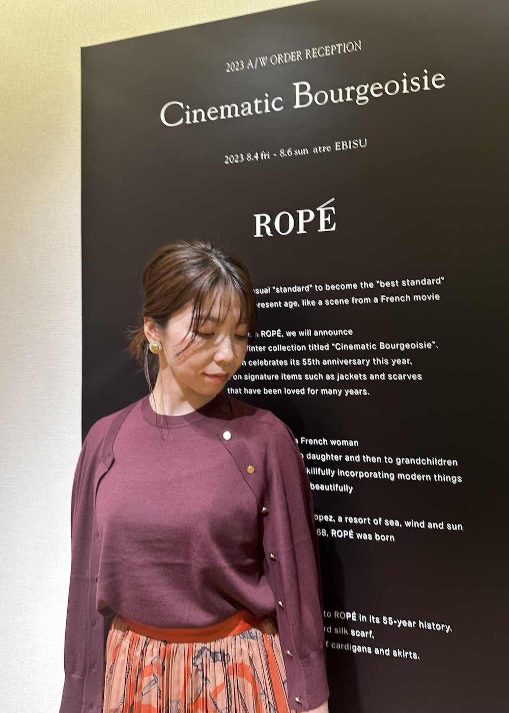 ベージュ系のパンプス、レッド系のニット/セーター、レッド系のカーディガン/ボレロを着用したレディースの夏コーディネートの3枚目の写真