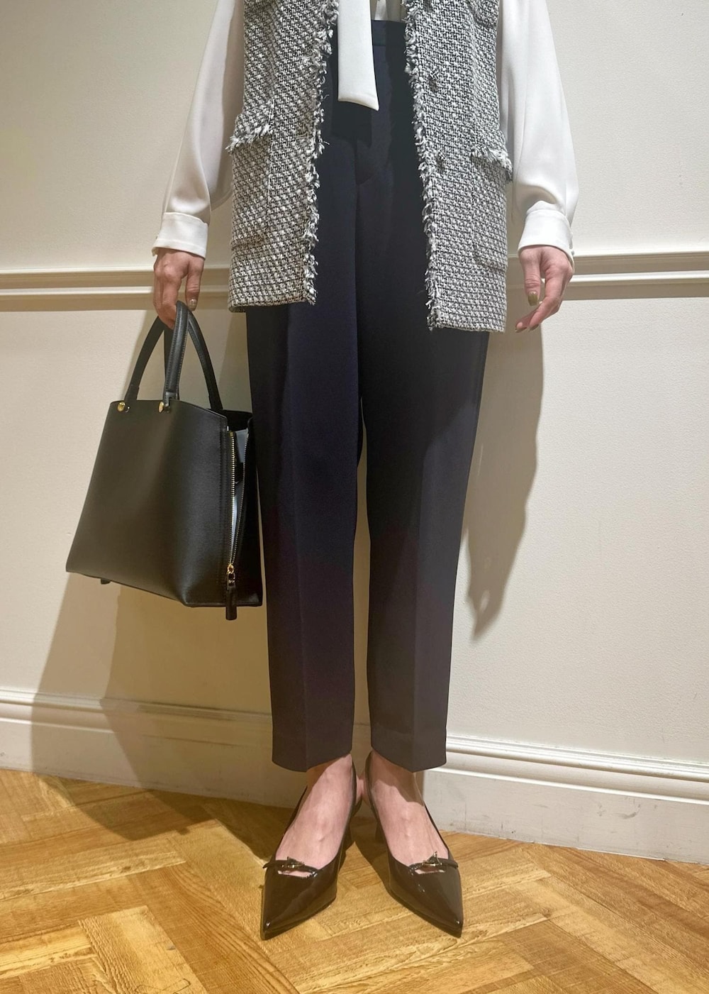 ブルー系のその他パンツ、ブルー系のハンドバッグ、ブラック系のパンプスを着用したレディースの冬コーディネートの4枚目の写真