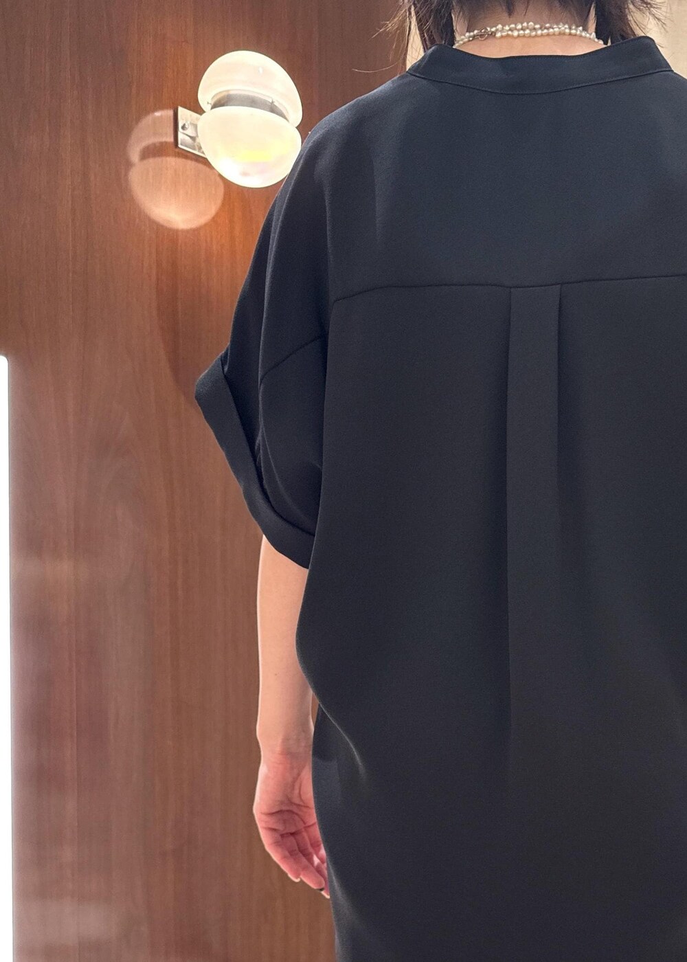 ブラック系のパンプス、グリーン系のトートバッグ、ブラック系のシャツ/ブラウスを着用したレディースの夏コーディネートの5枚目の写真