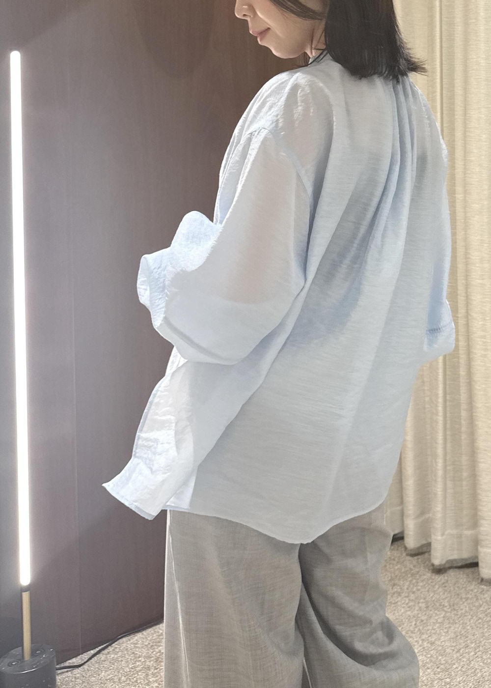 ベージュ系のトートバッグ、グレー系のその他パンツ、ブルー系のシャツ/ブラウスを着用したレディースの春コーディネートの5枚目の写真