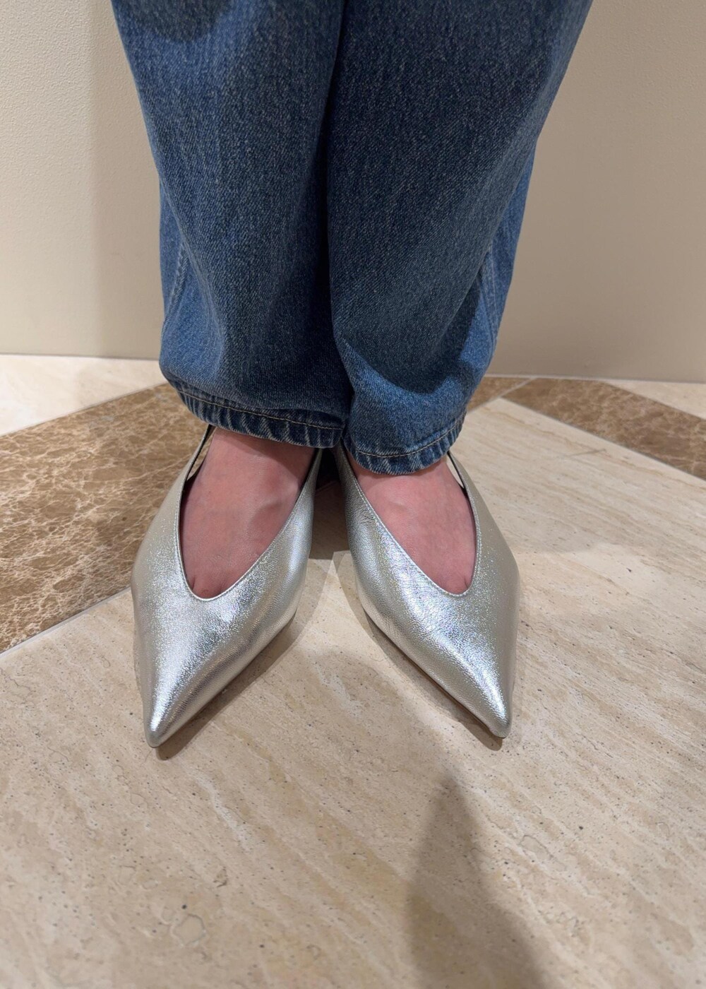 ブルー系のデニムパンツ、シルバー系のパンプス、ブラック系のカーディガン/ボレロを着用したレディースの夏コーディネートの5枚目の写真