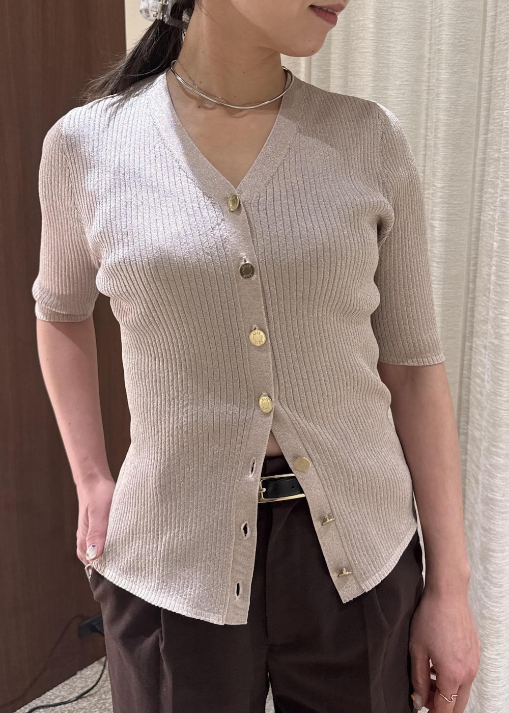 ホワイト系のトートバッグ、ピンク系のカーディガン/ボレロ、ブラウン系のその他パンツを着用したレディースの夏コーディネートの4枚目の写真