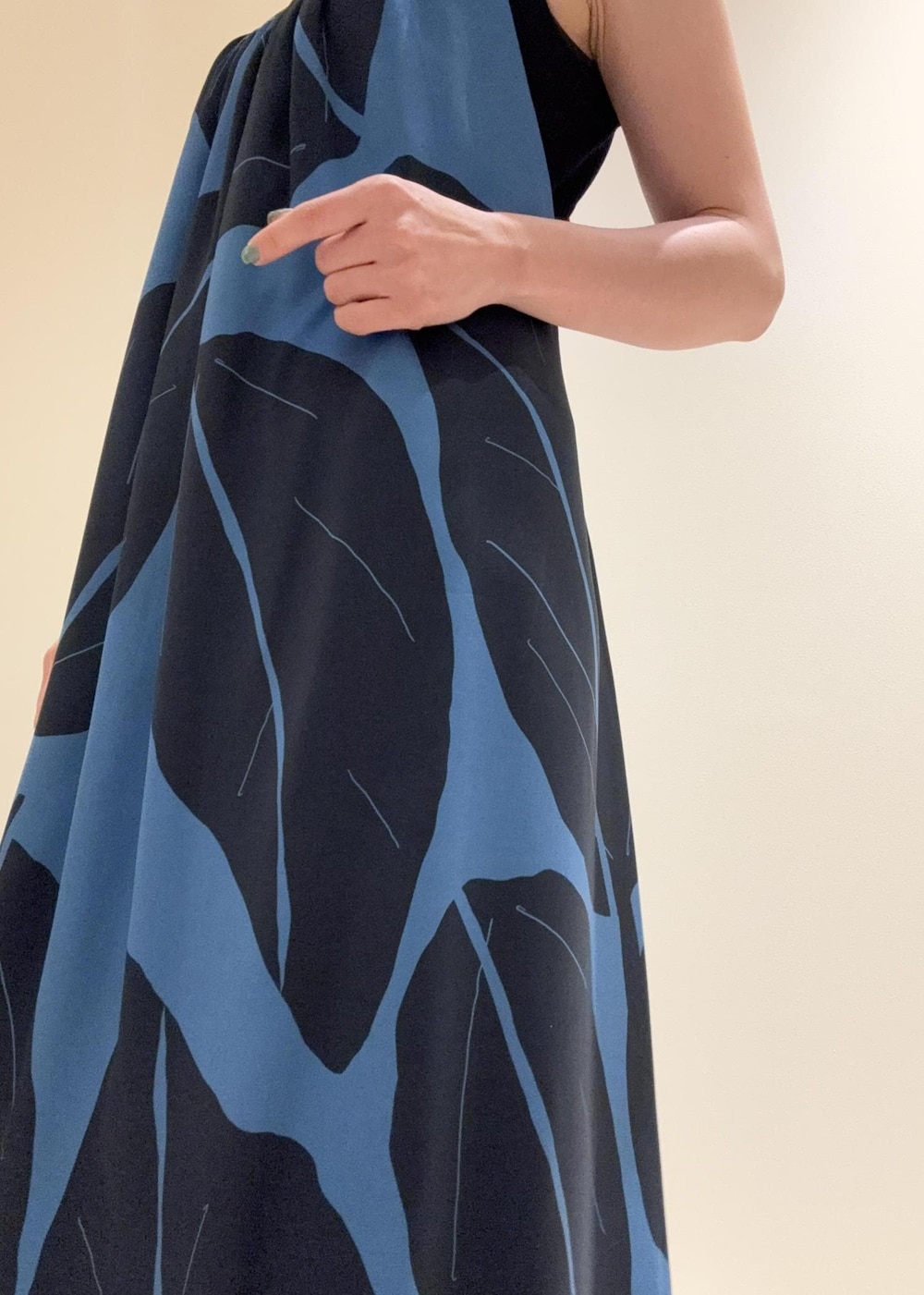 ブラック系のサンダル、シルバー系のショルダーバッグ、ブルー系のワンピースを着用したレディースの春コーディネートの4枚目の写真