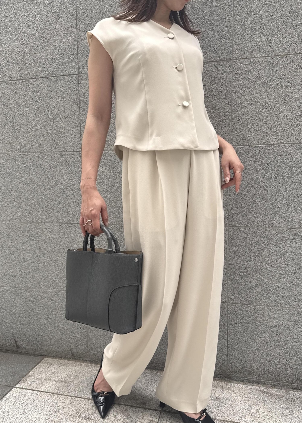 ベージュ系のシャツ/ブラウス、グレー系のハンドバッグ、ベージュ系のその他パンツを着用したレディースの春コーディネートの5枚目の写真