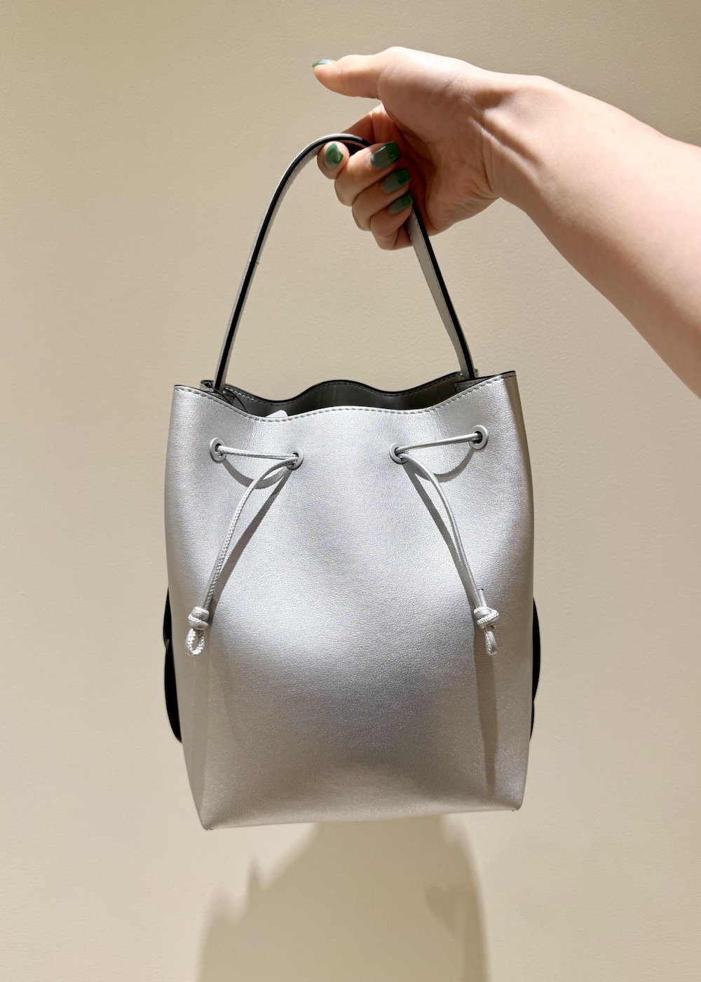 ブラック系のサンダル、シルバー系のショルダーバッグ、ブルー系のワンピースを着用したレディースの春コーディネートの7枚目の写真